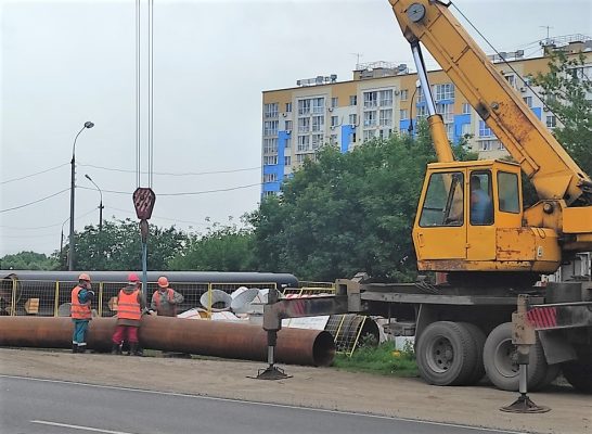 В районе Окского путепровода меняют участок тепломагистрали под дорогой