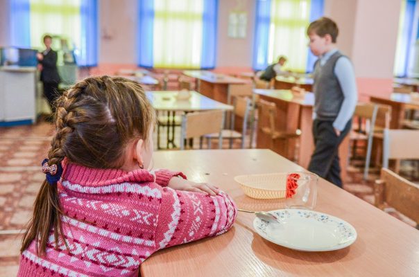 Учеников младших классов обеспечат бесплатным горячим питанием.