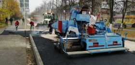На бульваре Мира силами Дзержинского водоканала выполняется грандиозная реконструкция аварийного канализационного коллектора диаметром 600 мм. Там