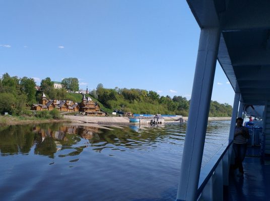 В регионе на мелководье оказался теплоход с пассажирами.