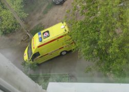 В Дзержинске из окна пятиэтажного дома выпала женщина.