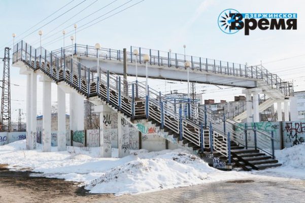 Суд обязал администрацию Дзержинска принять меры по обеспечению безопасности пешеходного моста через железнодорожные пути недалеко от автовокзала.