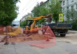 Вслед за ремонтом своих объектов на улице Грибоедова представители Дзержинского водоканала приступили к подобным обновлениям на проезжей части улицы Маяковского. До того