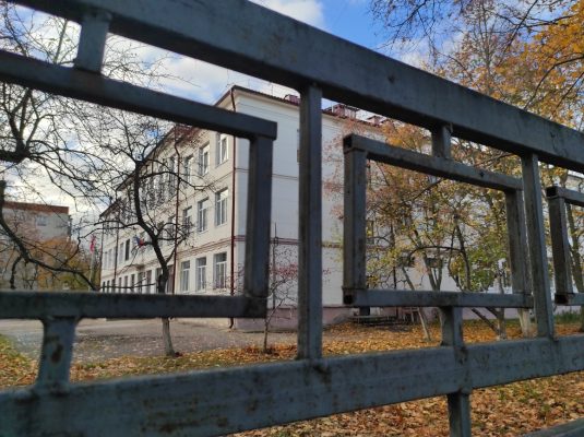 В Дзержинске продолжают усиливать меры безопасности школ.
