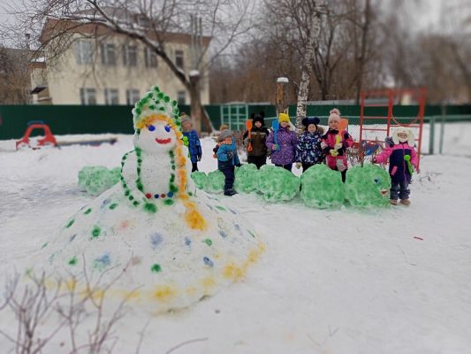 В Дзержинске воспитатель и ребята из детского сада №80 слепили снежные фигуры.