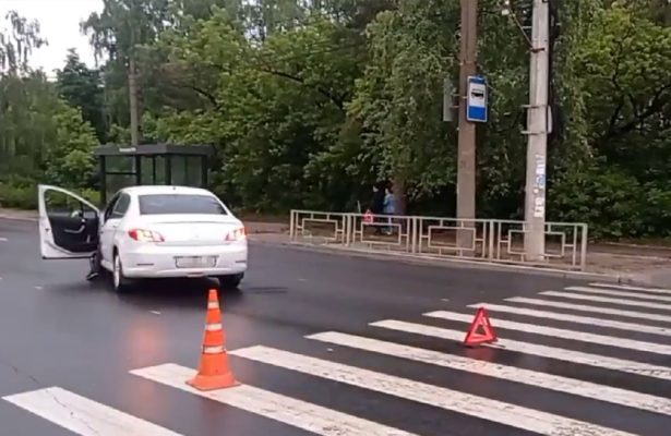 В Дзержинске на пешеходном переходе иномарка сбила девушку.