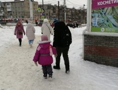 Многодетных отцов-одиночек в России предлагают отправлять на пенсию досрочно.