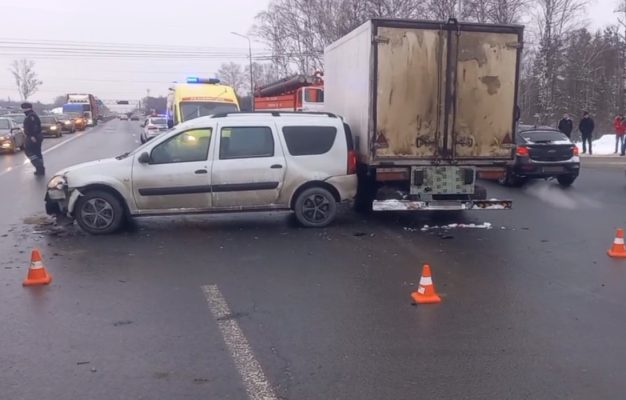 Рядом с Дзержинском столкнулись три автомобиля.