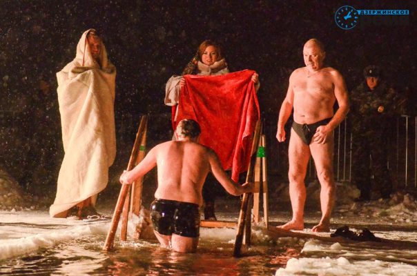 В Дзержинске горожане готовятся встретить Крещение.