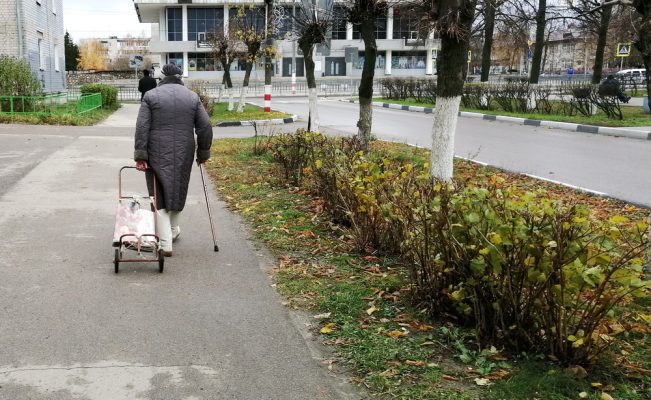 Дзержинским пенсионерам подсказывают о способах уберечься  от падений и переломов.
