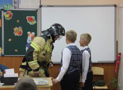 Сотрудник МЧС из Дзержинска провел интерактивное занятие для нижегородский школьников.