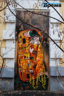 Дзержинец Илья Спиченков украшает картинами стены домов.