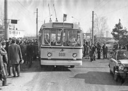 15 апреля 1976 года в Дзержинске торжественно пустили первую очередь троллейбусного транспорта от площади Маяковского до завода пластмасс. Перед трамваем троллейбус имел явные преимущества: быстрый и плавный ход