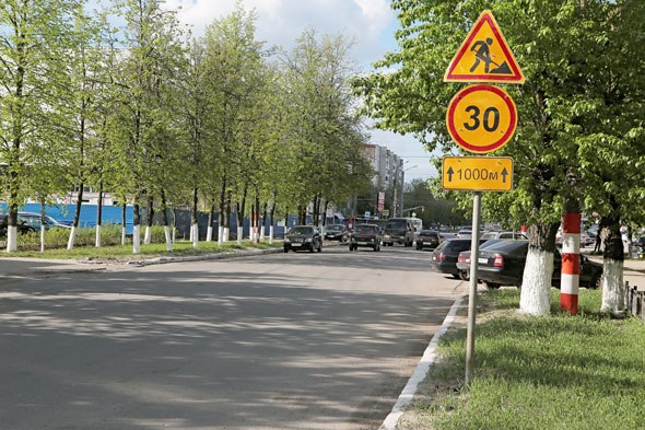 Представители администрации Дзержинска продолжают отрицать претензии местных автомобилистов относительно качества проведенного в текущем году ремонта дорог. Горожане