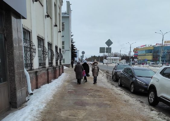 Дзержинский таксист уберег пенсионерку от мошенников.