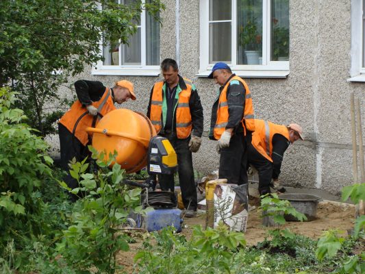 Специалисты ОАО «Дзержинский водоканал» ведут активную работу по благоустройству придомовых территорий
