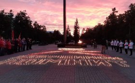 Дзержинцы зажгли 2500 свечей в память о жертвах Великой Отечественной войны.