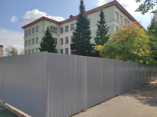 В Дзержинске здания школы №10 и старого госпиталя обнесли единым высоким забором.