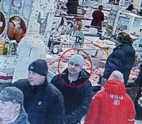 Полицейские Дзержинска разыскивают подозреваемого в краже денег из банкомата.