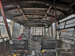В Дзержинске сгорел припаркованный ПАЗик.