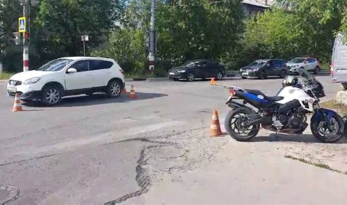 В Дзержинске мотоциклист попал в больницу после ДТП с кроссовером.