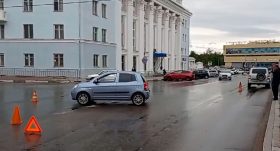 В центре Дзержинска столкнулись внедорожник и малолитражка.