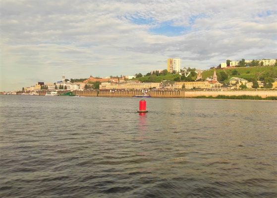 В Нижнем Новгороде гидроцикл промчался по участникам заплыва.