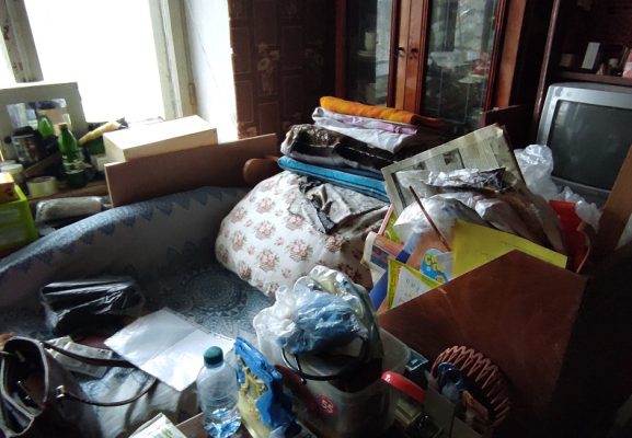 Дзержинцев обязали освободить свою квартиру от мусора.