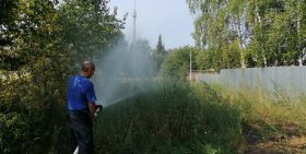 Сотрудники Дзержинского водоканала помогают в борьбе с пожарами.
