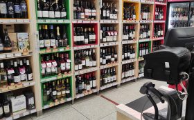 В Дзержинске в одном из сетевых магазинов не продают алкогольную продукцию всем покупателям до 60-ти лет. Нарушение это или норма закона?