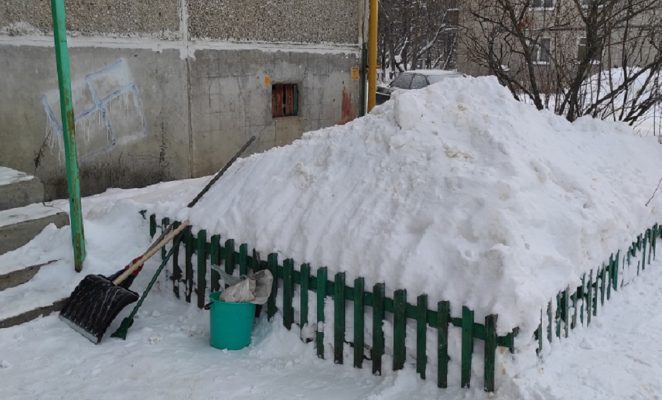 В Дзержинске ГЖИ проверила очистку входных групп и дворов от снега.