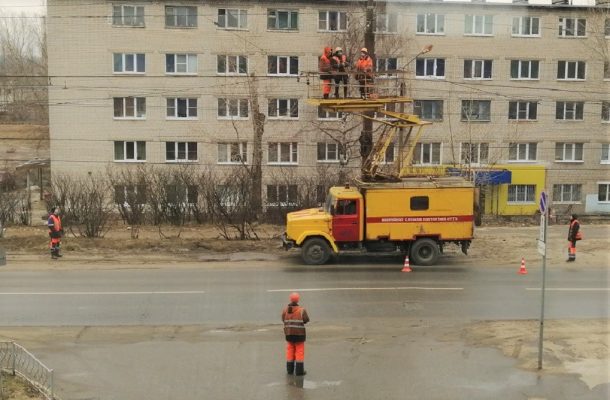 В Дзержинске заканчивается монтаж освещения одной из улиц.
