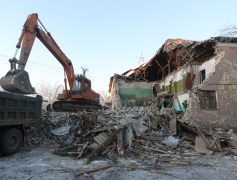 В Дзержинске начался снос аварийного дома на улице Черняховского.