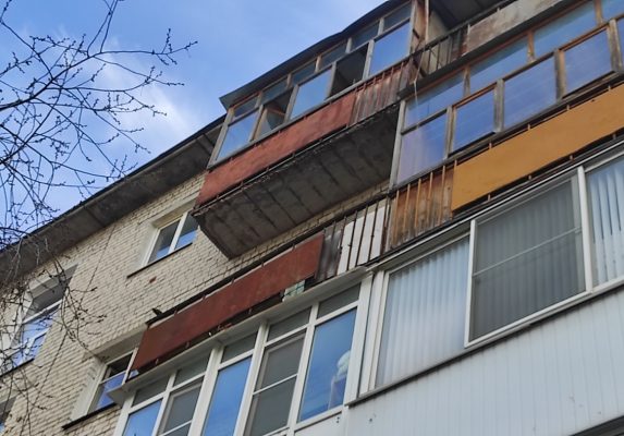 В Дзержинске с подачи ГЖИ ремонтируют балконы.
